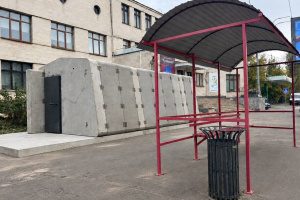 У Києві облаштовують перше мобільне укриття біля зупинки