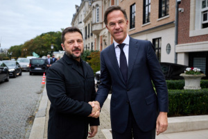  Selenskyj bespricht mit Rutte Hilfe für ukrainische Flugabwehr