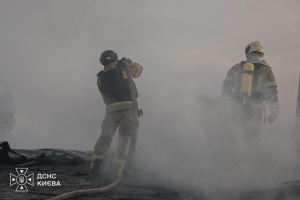 У Києві ліквідували пожежі через атаку РФ у Святошинському районі