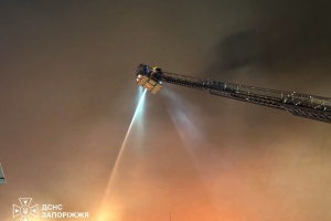У Запоріжжі загасили масштабну пожежу на підприємстві після ворожого обстрілу
