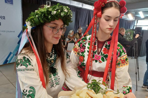 У Франківську дружини військових з різних регіонів представили український автентичний одяг