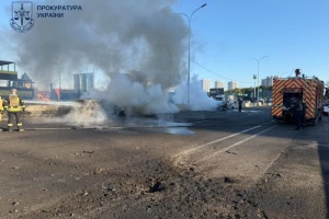 Під Києвом через атаку російського дрона на трасі загорілися автівки, є загиблі та травмовані
