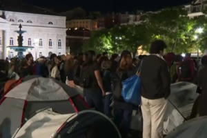 У Лісабоні поліція розібрала намети протестувальників, 55 людей заарештували