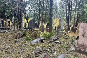 У Рівному ворожий дрон поцілив по кладовищу, пошкоджені понад десять могил