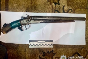 У Козятині чоловік відкрив вогонь з обрізу в під’їзді будинку, є поранені