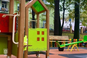 У Чернівцях відкрили перший інклюзивний дитячий майданчик