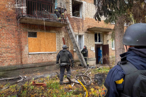 У Глухові через атаку РФ пошкоджена п’ятиповерхівка, пожежу загасили