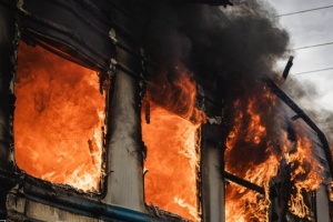 Personenzug in Charkiw geht nach russischem Angriff in Flammen auf
