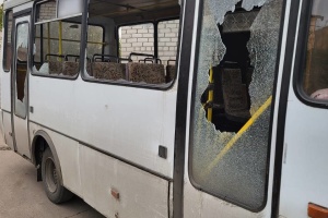 У Херсоні російський дрон атакував маршрутку, шестеро поранених