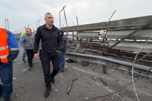 У Києві фахівці оцінюють пошкодження на Південному мосту після балістичного удару