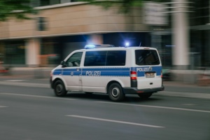 У Німеччині автомобіль навмисно в'їхав у групу людей: є поранені, нападники втекли