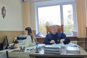 Права на картини Марчука: суд відмовив у повторній експертизі підпису відповідача