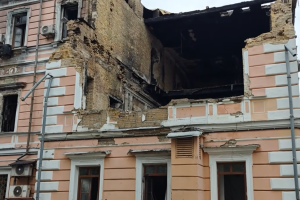 Місяць після російського удару: кияни несуть квіти до руїн Президії НАН України