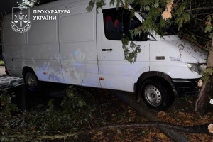 У Франківську жінці оголосили підозру у викраденні мікроавтобуса й ДТП