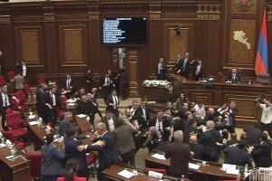 У парламенті Вірменії побилися депутати, є постраждалі