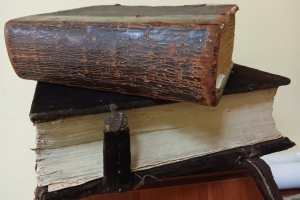 До музею в Миколаєві передали два релігійні стародруки, які намагалися вивезти до Молдови