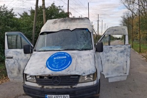 Удар РФ по автобусу гуманітарної місії на Запоріжжі: загинула жінка, троє поранених