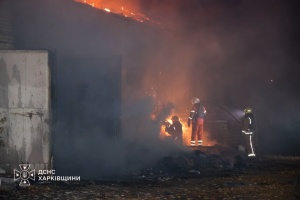 У Харкові внаслідок удару російської «Бандеролі» виникли пожежі, пошкоджені вантажівки