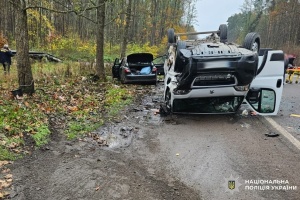 На Львівщині зіткнулися мінівантажівка й Toyota: один загиблий, дев’ятеро постраждалих