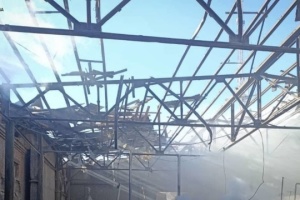 Des drones russes ont frappé une entreprise à Chostka ; une morte et huit blessés