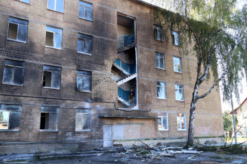 У Києві російський дрон влучив у школу, виникла пожежа