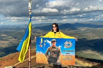 Мати загиблого Героя України здійснила політ на параплані над Карпатами в пам’ять про сина