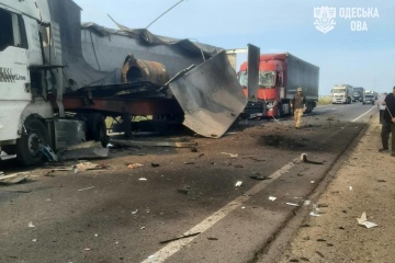 Rusia ataca una carretera en la región de Odesa en varias ocasiones: Cinco heridos y vehículos dañados
