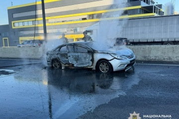 Samochody zapaliły się na autostradzie niedaleko Kijowa w wyniku ataku rosyjskiego drona, trzy osoby zginęły, a cztery zostały ranne
