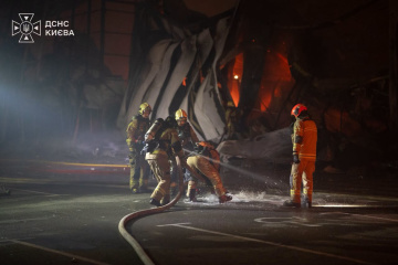 Ataque balístico ruso deja un muerto y 24 heridos y causa daños en seis distritos de Kyiv