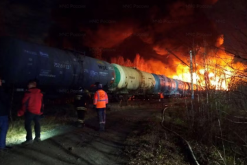En Russie, un train de marchandises déraille et des citernes de carburant s'embrasent dans l'Oural