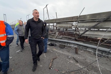 W Kijowie eksperci oceniają zniszczenia Mostu Południowego po ataku balistycznym

