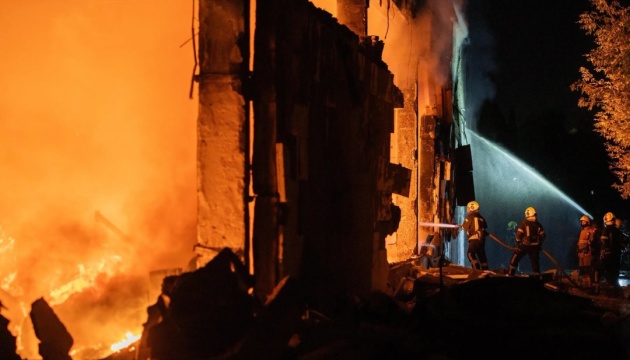 Guerre en Ukraine : un civil blessé et plusieurs infrastructures civiles endommagées dans une frappe nocturne russe sur Kyiv
