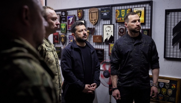 Selenskyj begrüßt Verteidiger und Verteidigerinnen von Kommandostelle an der Front aus