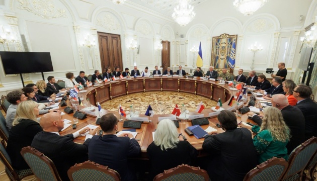 Zelensky meets EU ambassadors to discuss air defense, economy and Russia sanctions