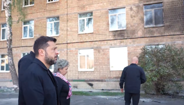Selenskyj besucht die von einer russischen Drohne getroffene Schule in der Hauptstadt
