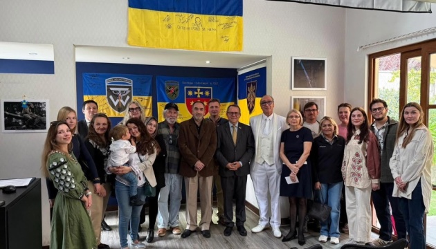 Посольство в Чилі представило експозицію про війну та опір українців