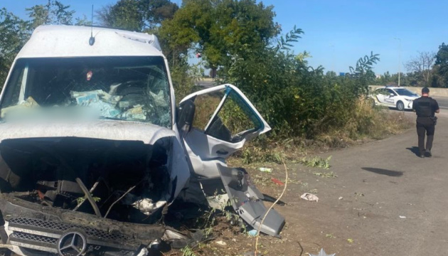 One Killed, Seven Injured as Minibus Crashes Into Barrier Near Odesa