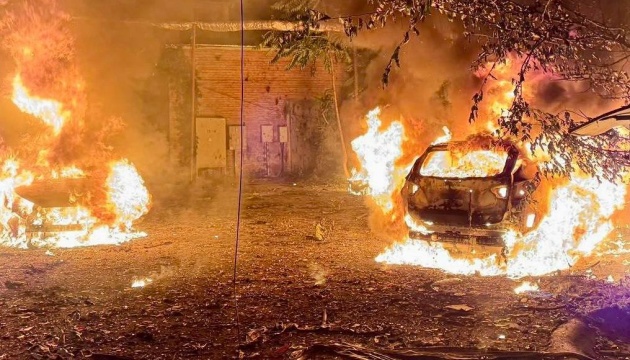 Mehrfamilienhaus brennt nach russischem Angriff auf Dnipro