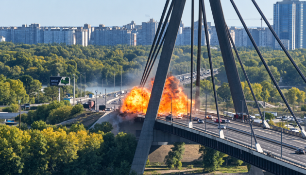 Russische Drohne trifft Nordbrücke in Kyjiw 
