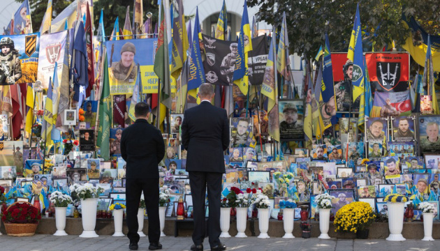 Friedrich Merz et Volodymyr Zelensky rendent hommage aux combattants ukrainiens tombés au front