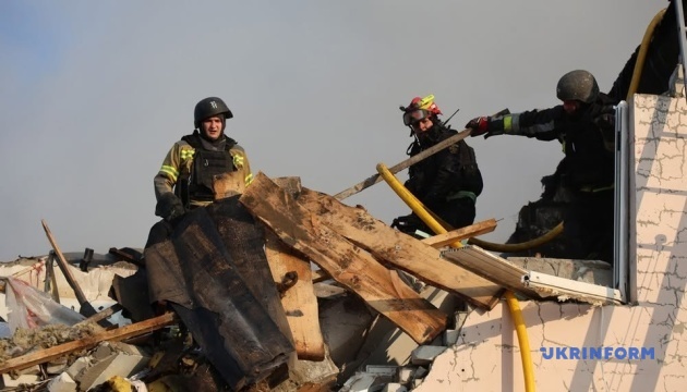 Guerre en Ukraine : cinq morts et 53 blessés lors d’une frappe aérienne russe sur Kharkiv, des dizaines de logements endommagés