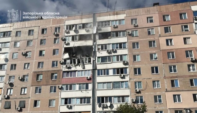 Російський дрон вдарив по багатоповерхівці у Запоріжжі, виникла пожежа