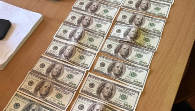 У Чернівцях затримали директора коледжу, якого підозрюють в отриманні хабаря
