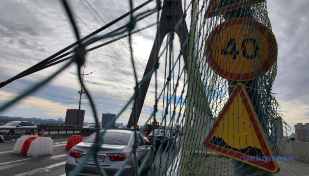 À Kyiv, une section du pont Pivnitchny endommagée par les tirs russes a été remise en état
