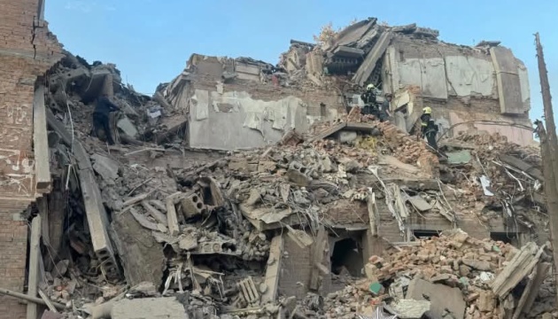 У Прилуках росіяни ракетою влучили у багатоповерхівку, є загиблі і поранені