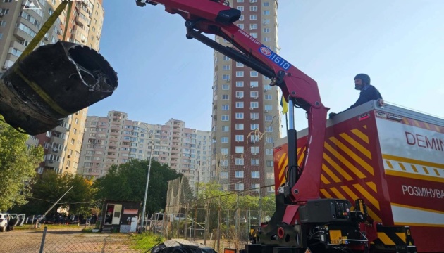 Фахівці вилучили бойову частину балістичної ракети серед будинків у Дарницькому районі Києва