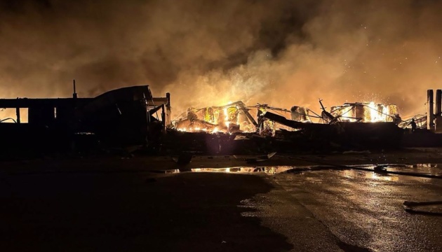 Росіяни атакували картонно-паперовий комбінат в Обухові, спалахнули пожежі