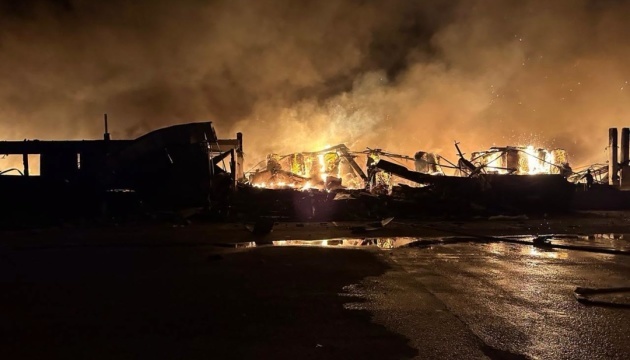 Fuerzas rusas atacan una fábrica de cartón y papel en Obúkhiv, provocando incendios