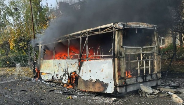 ロシア軍、ウクライナ東部クラマトルシクの路線バスを攻撃　死者１２人、負傷者１４人
