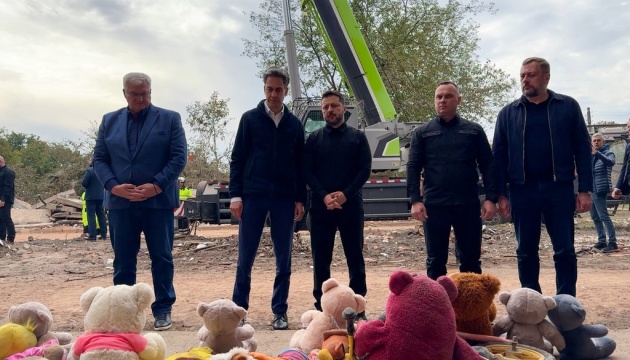 Президент разом із главою МЗС Британії вшанували пам'ять загиблих від російської ракети у Прилуках